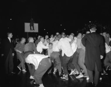 Traditionele groenengevecht tussen studenten van de VU en de Rooms Katholieke st, Bestanddeelnr 909-8604