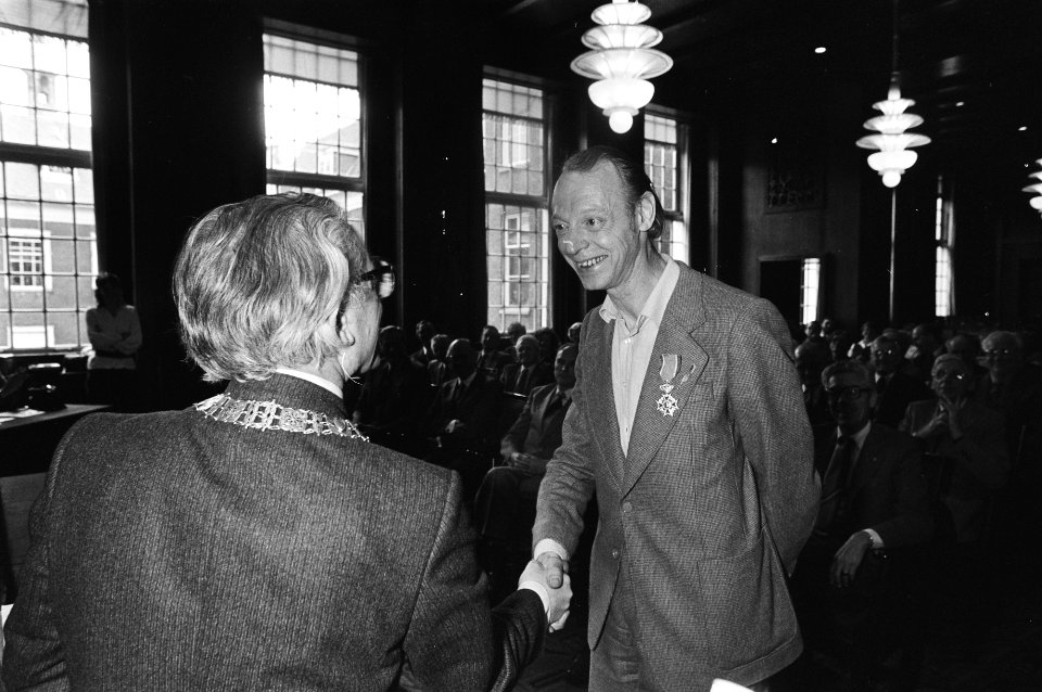 Traditionele lintjesregen in Nederland, Amsterdam kreeg dichter Vinkenoog (r) de versierselen bij Ridderschap in Orde van Oranje Nassau, Bestanddeelnr 931-4589