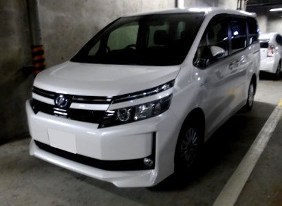 Toyota VOXY HYBRID V (R80G) front