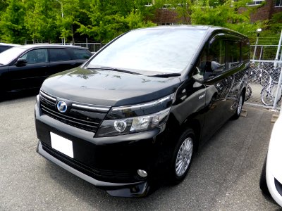 Toyota VOXY HYBRID X (R80G) front