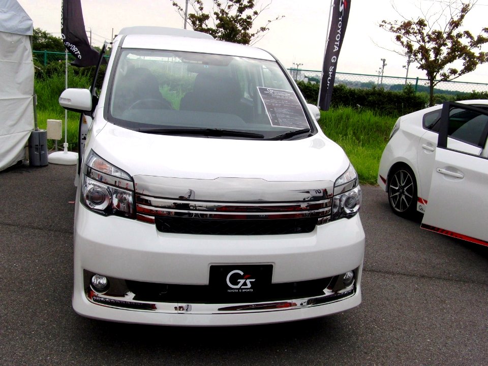 Toyota VOXY G's front