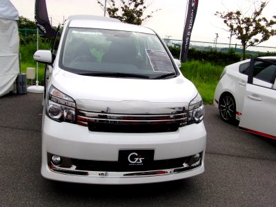 Toyota VOXY G's front