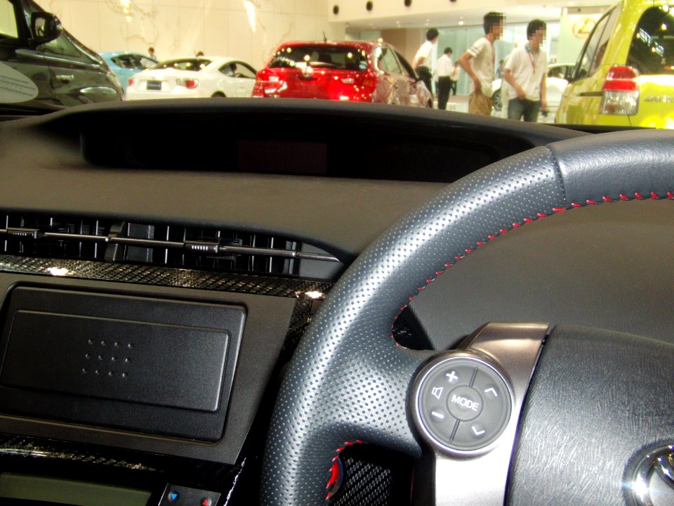 Toyota Prius G's interior 1