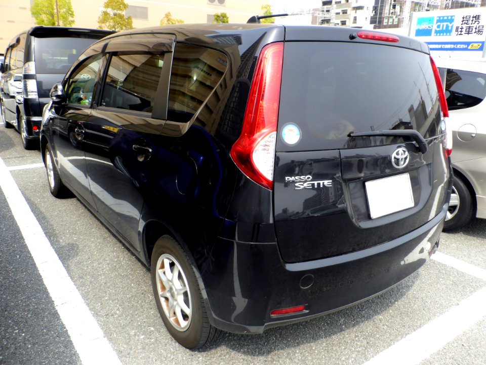 Toyota PASSO SETTE X (M502E) rear