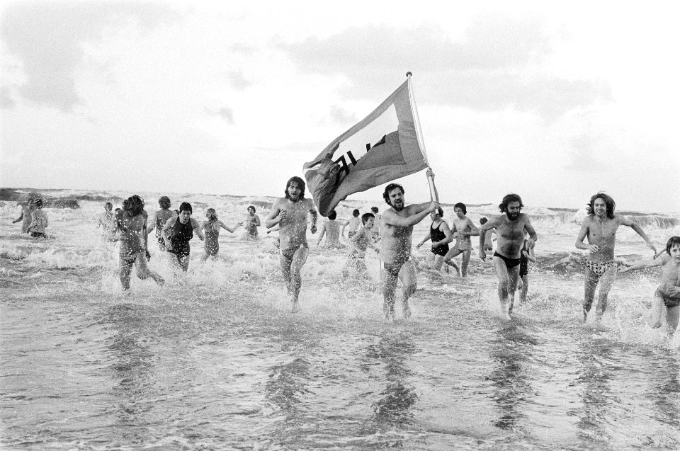 Traditionele nieuwjaarsduik in zee bij Zandvoort, Bestanddeelnr 930-6029