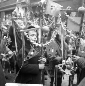 Traditionele paastochten door de Jordaan, reportage, Bestanddeelnr 916-2071