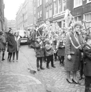 Traditionele paastochten door de Jordaan, reportage, Bestanddeelnr 916-2070