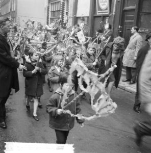 Traditionele paastochten door de Jordaan, reportage, Bestanddeelnr 916-2069