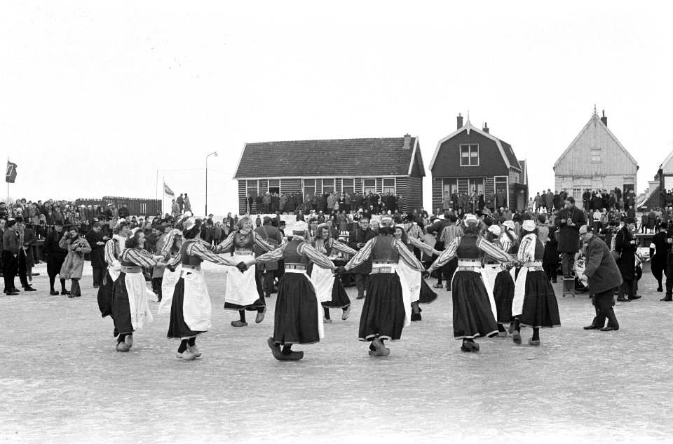 Traditionele Boerenbruiloft in Marken gehouden, de bruiloftgangers dansen in een, Bestanddeelnr 914-7575