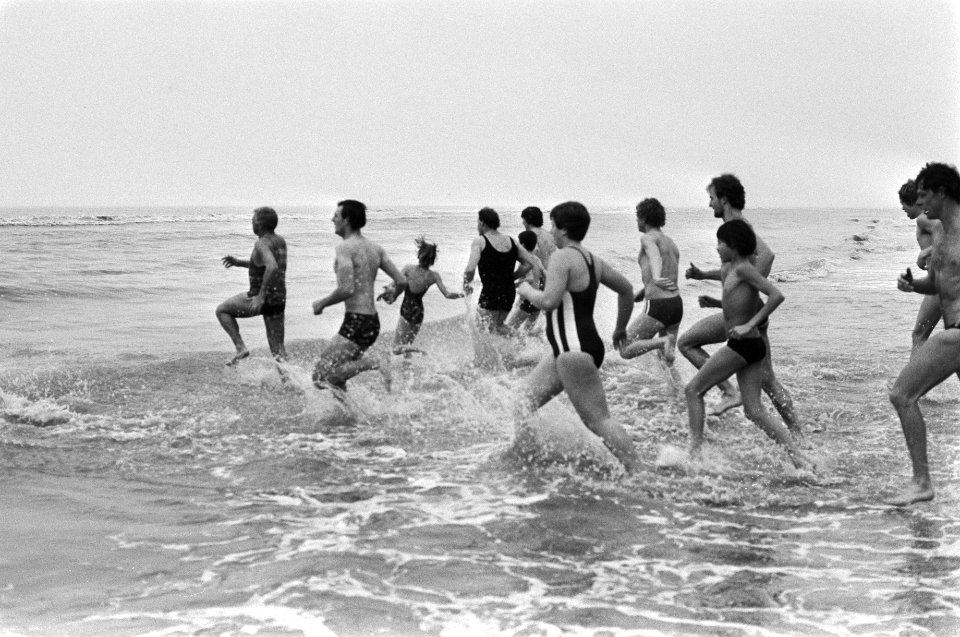 Traditionele nieuwjaarsduik in zee bij Zandvoort, Bestanddeelnr 931-8902