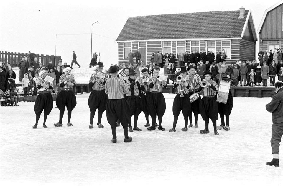 Traditionele Boerenbruiloft in Marken gehouden, Bestanddeelnr 914-7574