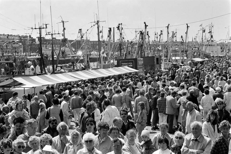 Traditionele Vlaggetjesdag in Scheveningen aan begin haringvangst, Bestanddeelnr 933-6658