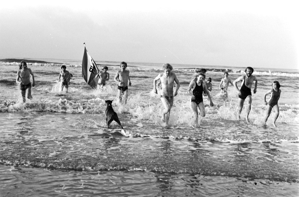 Traditionele nieuwjaarsduik in zee in Zandvoort aan Zee, Bestanddeelnr 930-0626
