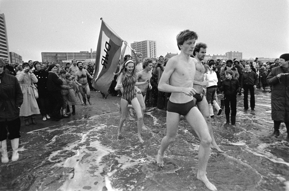 Traditionele nieuwjaarsduik in zee bij Zandvoort, Bestanddeelnr 931-8904