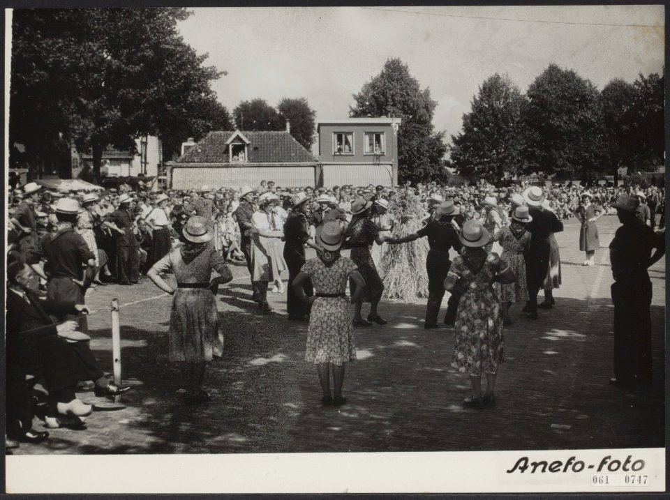 Traditionele Oogstfeest te Raalte. Een onderdeel van het feest was de Oogstdans , Bestanddeelnr 061-0747