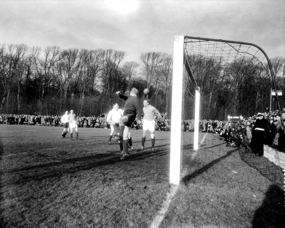 Traditionele voetbalwedstrijd HFC tegen oud internationals in Haarlem, Bestanddeelnr 910-0682