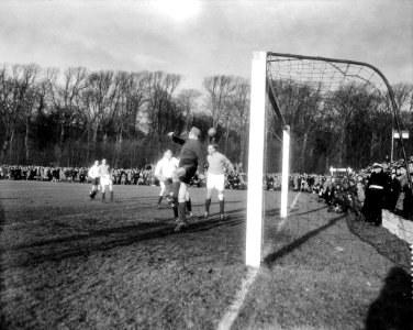 Traditionele voetbalwedstrijd HFC tegen oud internationals in Haarlem, Bestanddeelnr 910-0682