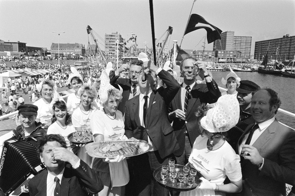 Traditionele Vlaggetjesdag in Scheveningen aan begin haringvangst minister Rudi, Bestanddeelnr 933-6657