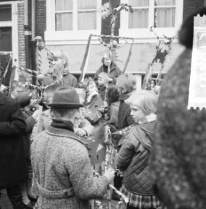 Traditionele paastochten door de Jordaan, reportage, Bestanddeelnr 916-2073