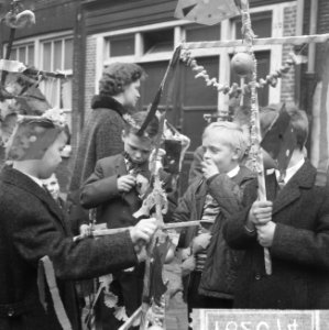 Traditionele paastochten door de Jordaan, reportage, Bestanddeelnr 916-2074