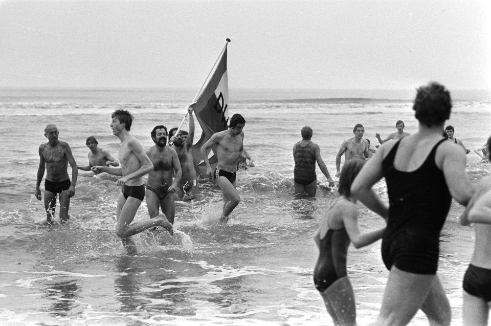 Traditionele nieuwjaarsduik in zee bij Zandvoort, Bestanddeelnr 931-8903