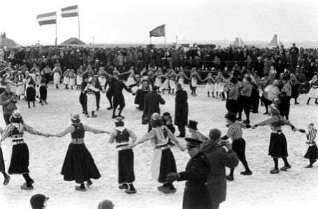 Traditionele Boerenbruiloft in Marken gehouden, de bruiloftgangers dansen in een, Bestanddeelnr 914-7570