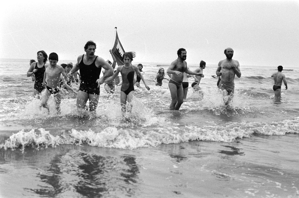 Traditionele nieuwjaarsduik in zee bij Zandvoort, Bestanddeelnr 931-8901