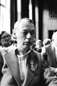 Traditionele lintjesregen op veel plaatsen in Nederland, Simon Vinkenoog met zijn onderscheiding, Bestanddeelnr 931-4590