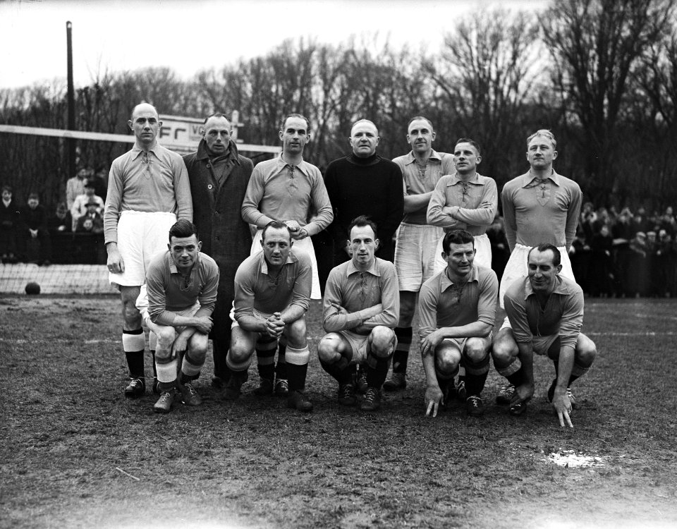 Traditionele nieuwjaarswedstrijd. HFC tegen Oud-Internationals. Elftal Oud-Inter, Bestanddeelnr 934-5153