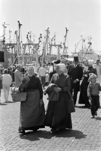 Traditionele Vlaggetjesdag in Scheveningen aan begin haringvangst bezoekers lop, Bestanddeelnr 933-6655
