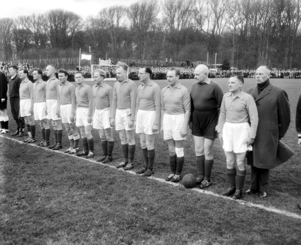 Traditionele voetbalwedstrijd HFC tegen oud internationals in Haarlem, vlnr , Bestanddeelnr 910-0684