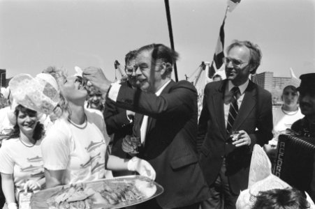 Traditionele Vlaggetjesdag in Scheveningen aan begin haringvangst minister van , Bestanddeelnr 933-6654