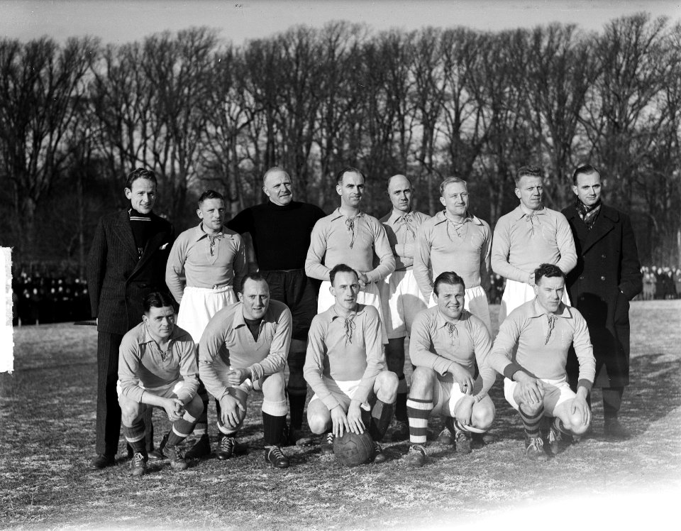 Traditionele wedstrijd tussen HFC en de oud-internationals (4-4). Het elftal oud, Bestanddeelnr 903-1592
