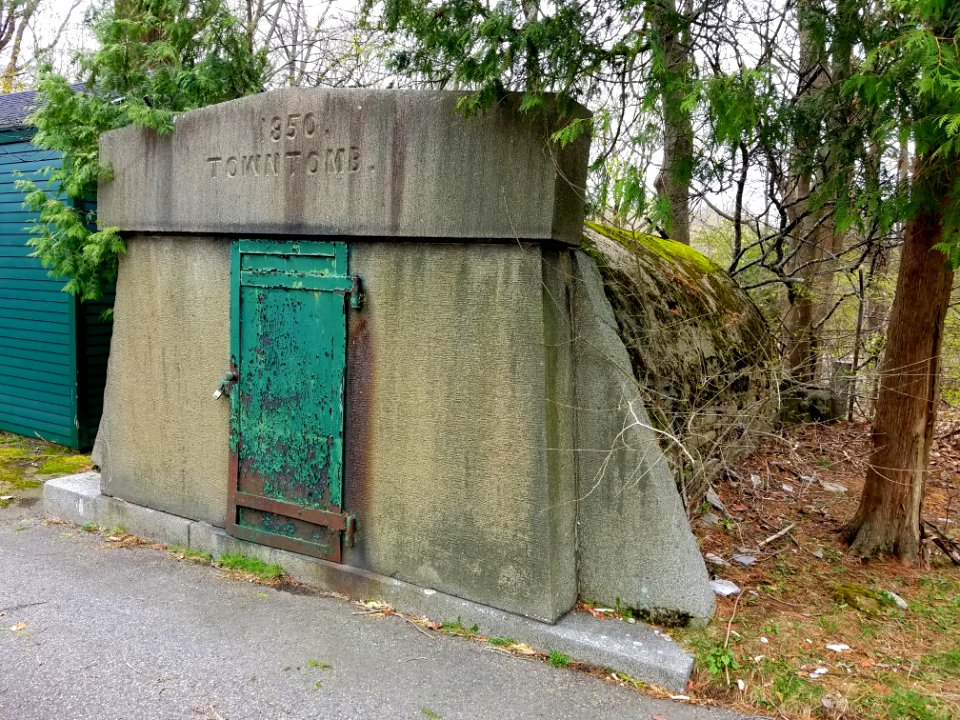 Town tomb - Munroe Cemetery - Lexington, MA - 20200425 114644