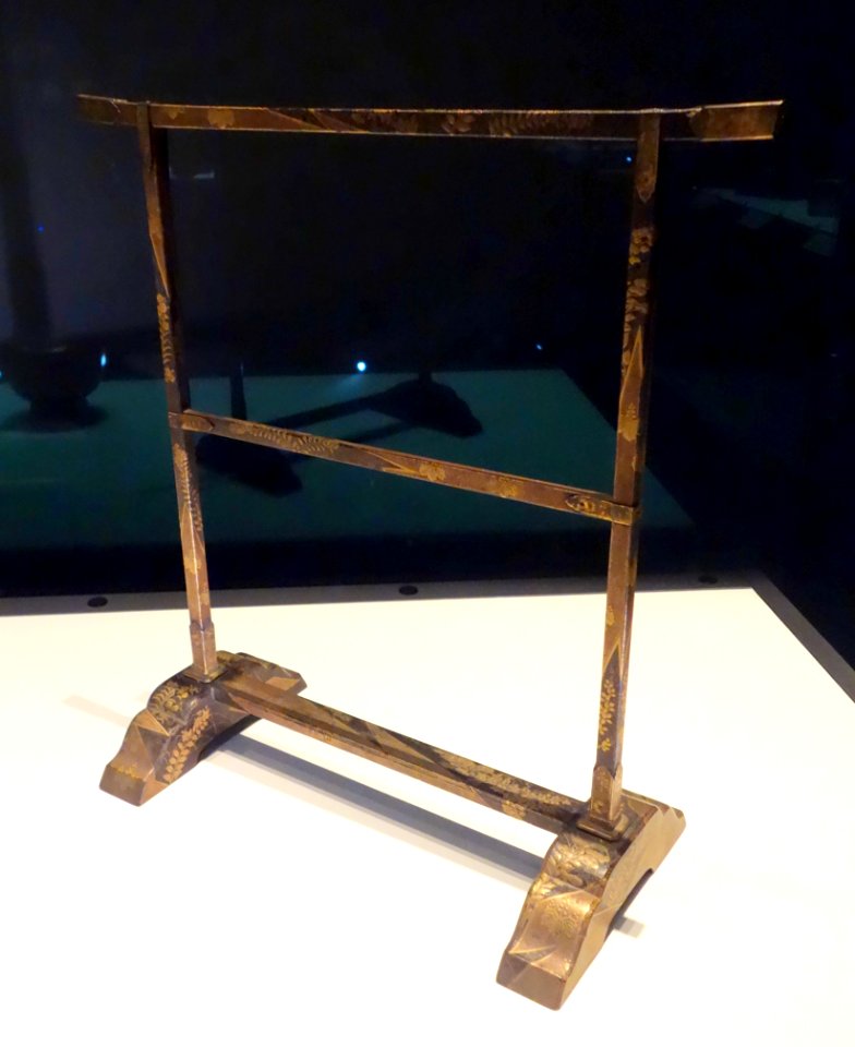 Towel rack, Azuchi-Momoyama period, 16th-17th century, autumn grass and paulownia crest design in maki-e lacquer - Tokyo National Museum - DSC05123