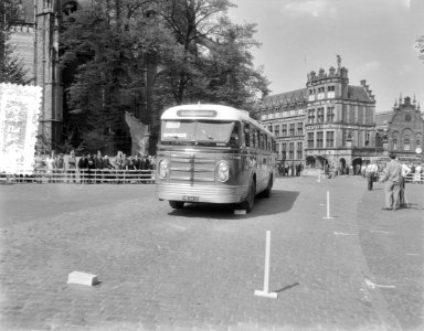Tourwagenrally aankomst examen te Arnhem (Oeverstraat bij het Duivelshuis), Bestanddeelnr 906-4574