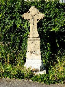 Tourteron (Ardennes) croix e chemin près monument aux morts, MH