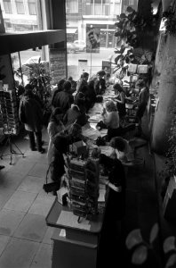 Touristen in Amsterdam in verband met Pasen. VVV-kantoor drukte, Bestanddeelnr 923-3870