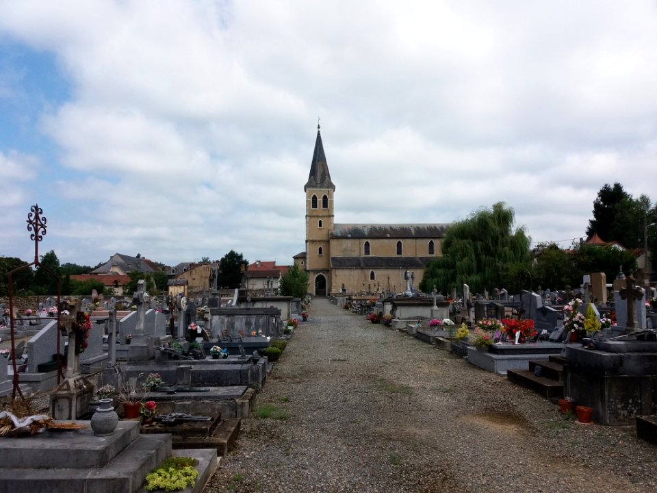 Tournay - Cimetière et église