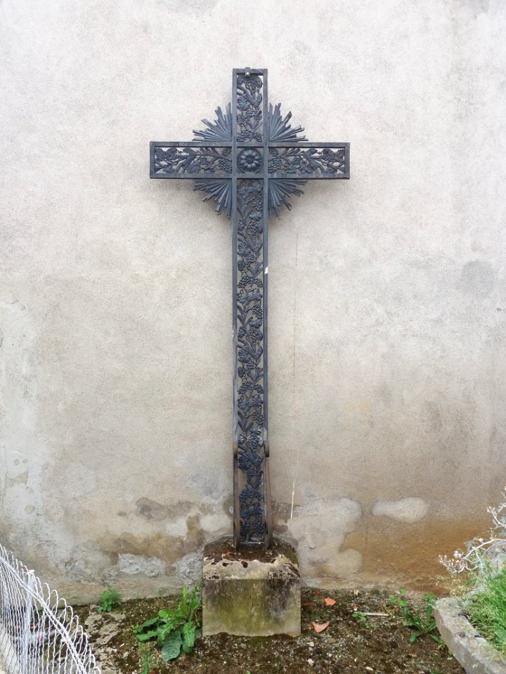 Tournay - Croix derrière l'église