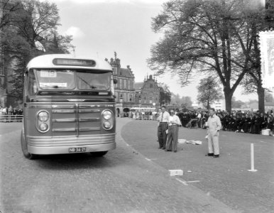 Tourwagenrally aankomst examen te Arnhem (Oeverstraat bij het Duivelshuis), Bestanddeelnr 906-4575