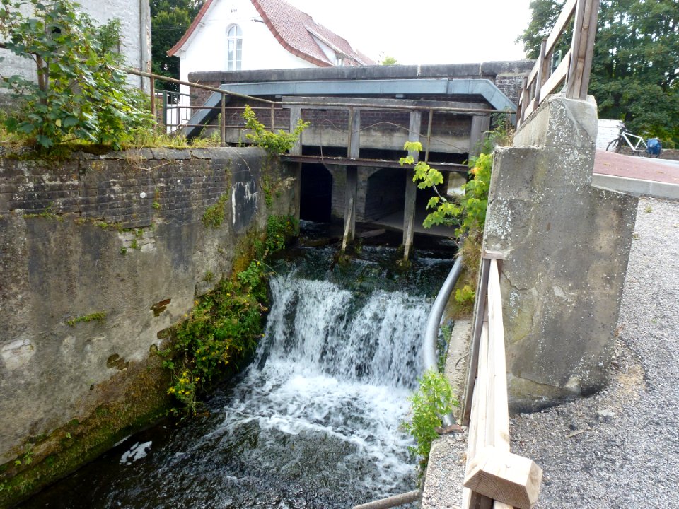 Tournehem-sur-la-Hem (Pas-de-Calais, Fr) moulin à eau sur la Hem (02)