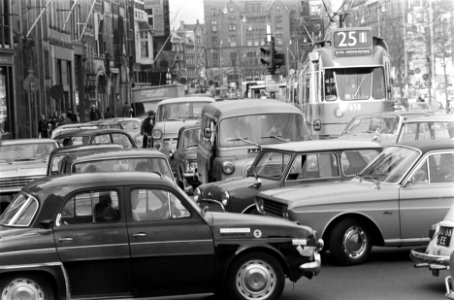 Touristen in Amsterdam in verband met Pasen. Verkeersdrukte, Bestanddeelnr 923-3872
