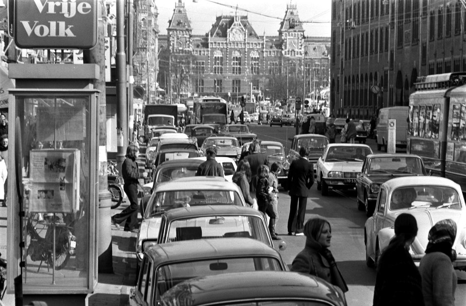 Touristen in Amsterdam in verband met Pasen. Verkeersdrukte, Bestanddeelnr 923-3869