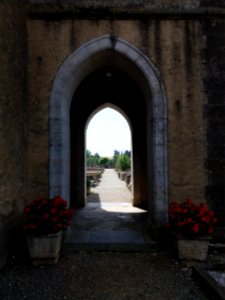 Tournay - Cimetière - Vu à traver le porche de l'église