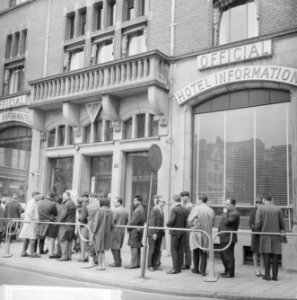 Touristendrukte, buitenlanders in de rij voor het hoofdkantoor van de VVV aan he, Bestanddeelnr 917-6586 photo