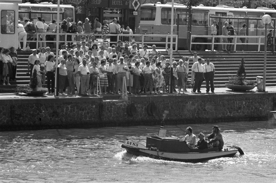 Touristendrukte in Amsterdam wachtende touristen op rondvaartboot, Bestanddeelnr 934-2467