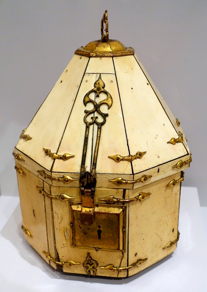 Tower-Shaped Casket from the Guelph Treasure, artist unknown, Sicily, 12th century, ivory plaques, oak, gilt bronze - Fogg Art Museum, Harvard University - DSC00973