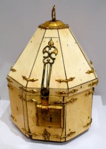 Tower-Shaped Casket from the Guelph Treasure, artist unknown, Sicily, 12th century, ivory plaques, oak, gilt bronze - Fogg Art Museum, Harvard University - DSC00973