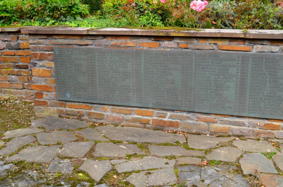 Traben, Friedhof, Gefallenendenkmal, Totentafeln (A)